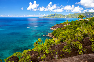 Seascape view with turquoise water, Mahe island, Seychelles - obrazy, fototapety, plakaty
