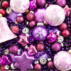 Hintergrund aus bunten Christbaumkugeln