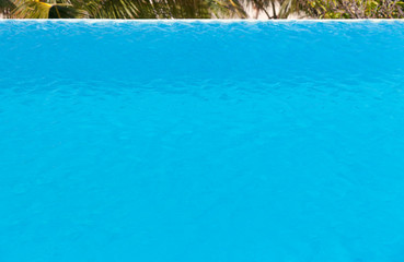 piscine à débordement sous les tropiques