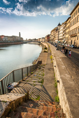 Veduta dei Lungarni di Pisa, scalinata argine, centrostorico