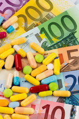 Eurogeldscheine und Tabletten