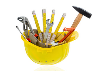 Werkzeug in einem Schutzhelm