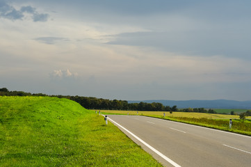 Landstraße bei Gewitter