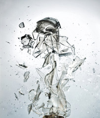  explosion of glass bulbs, suspended pieces and stopped thanks to high speed photography.