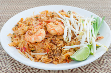 fried noodles thai style with prawns (pad thai)