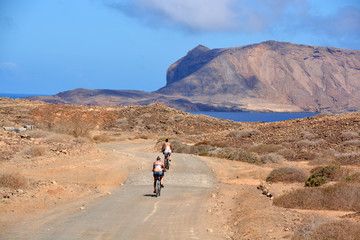 Obraz na płótnie Canvas excursionistas en bicicleta en la isla graciosa, lanzarote