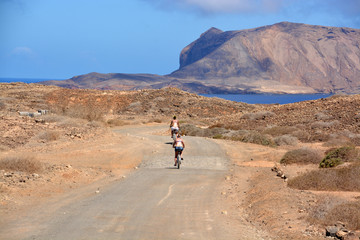 excursionistas en bicicleta en la isla graciosa, lanzarote