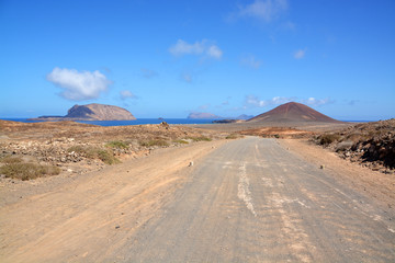 Camino paisajístico en Isla Graciosa
 ( Lanzarote)