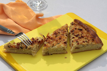 Zwiebelkuchen und Most, regionale Küche