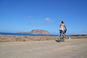 excursionista en bicicleta en la isla graciosa, lanzarote