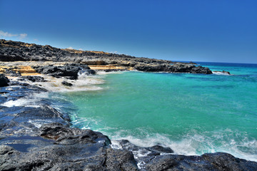 Fototapeta na wymiar olas en las rocas de la playa de la concha en isla graciosa