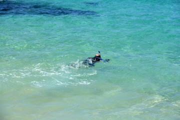 buceador bajo el agua