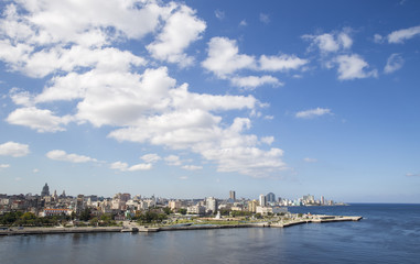 Obraz premium Clouds over the Havana Bay in Cuba