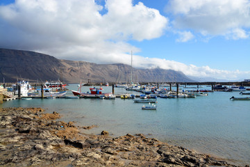 Fototapeta na wymiar puerto pesquero en isla graciosa , lanzarote
