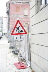 Baustellenschild vor Baustelle