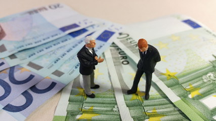 Risques financiers : 2 hommes qui discutent
