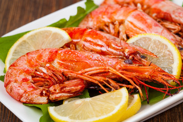 Fried royal shrimps with lemon