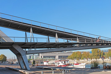 Naklejka premium Paris passerelle Simone de Beauvoir