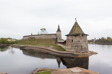 Fototapeta na wymiar Stone tower and Pskov Kremlin