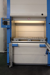 automatic conveyor with a lift