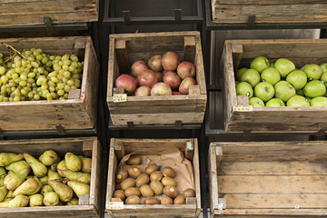 Cajas de madera con fruta.