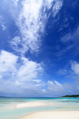 Obraz premium 美しい沖縄のビーチと夏空