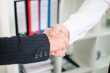 Obraz premium Business associates shaking hands