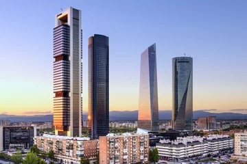 Fototapete Madrid Madrid, Spanien Finanzviertel in Cuatro Torres