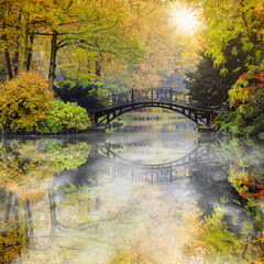 Fototapety  Jesień - Stary most w jesiennym mglistym parku