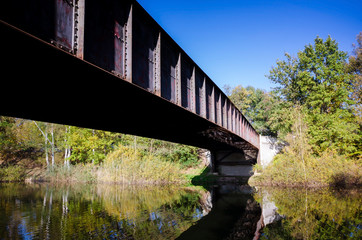 alte Brücke im Herbst