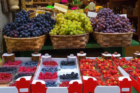zestaw owoc&oacute;w na ulicznym straganie