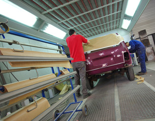 Fototapeta premium atelier de carrosserie - préparation de véhicule
