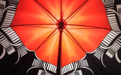 Lichtreflexe im Regenschirm