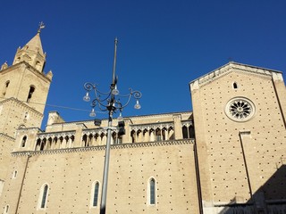 Facciata della chiesa di chieti dal basso
