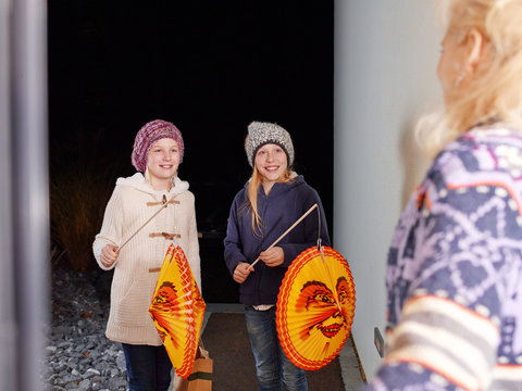 Kids with lamps on St. Martins Day