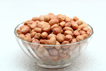 Raw peanuts or arachis