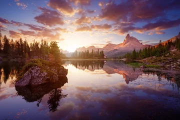 Photo sur Plexiglas Dolomites Le magnifique Lago Di federa Voir tôt le matin