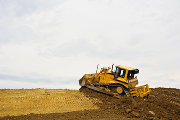 Planierraupe bei der Arbeit auf Baustelle