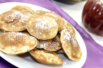 Poffertjes mit Puderzucker und Gelee