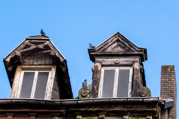 Fototapeta na wymiar Haus-Leerstand-Dachfenster