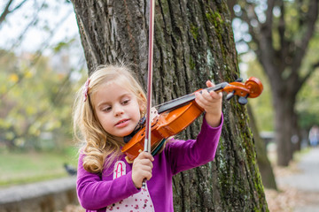 girl play violin