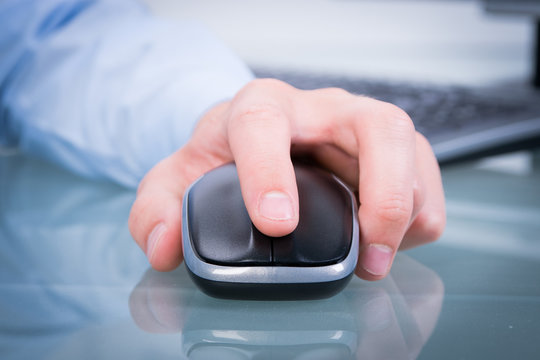 kaufmann arbeitet mit der maus