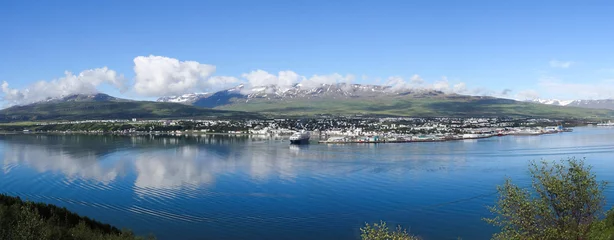 Fotobehang Panorama sur Akureyri © gnapouthered