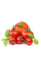 frische rote tomaten mit basilikum