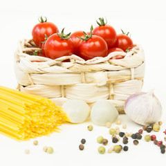 frische kleine tomaten mit spaghetti ind gewürzen