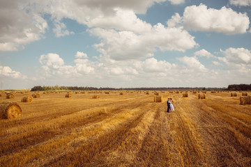 Obraz premium bride and groom with veil near hay