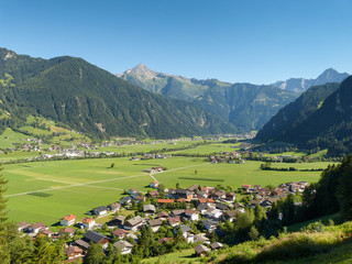 Fototapeta na wymiar Blick ins Zillertal und auf Mayrhofen
