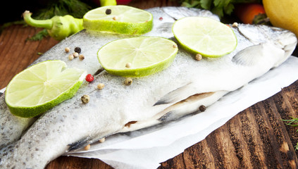 Raw Trout Seasoned with Lime Slices and Peppercorns