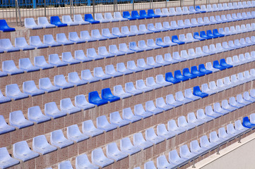 Obraz premium Rzędy jasnych i ciemnoniebieskich plastikowych siedzeń stadionowych