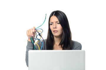 Frau im Büro hält Kabel vom Computer